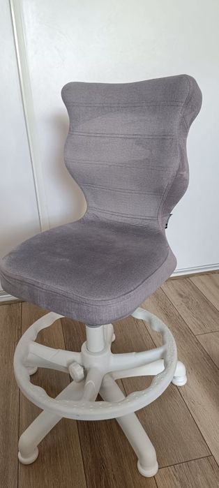 Krzesło do biurka z podnóżkiem Entelo Petit Monolith 3 rozmiar 4 (wzrost 133-159 cm) fotel Olsztyn 
ENTELO