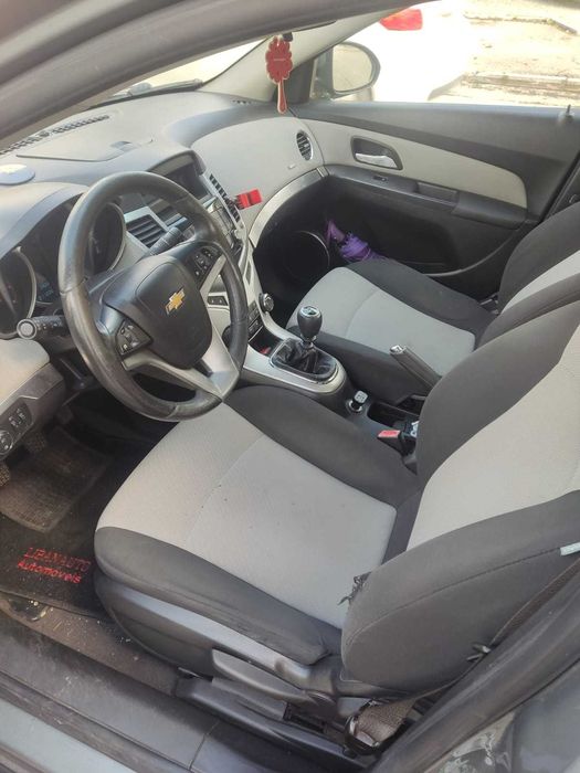 Chevrolet Cruze 1.6 (2011) – IPO até 2027, AC, Sensores, Muito Estimado