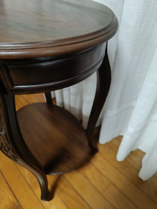 Mesa antiga de apoio restaurada estilo Luís XV em madeira de nogueira com gaveta