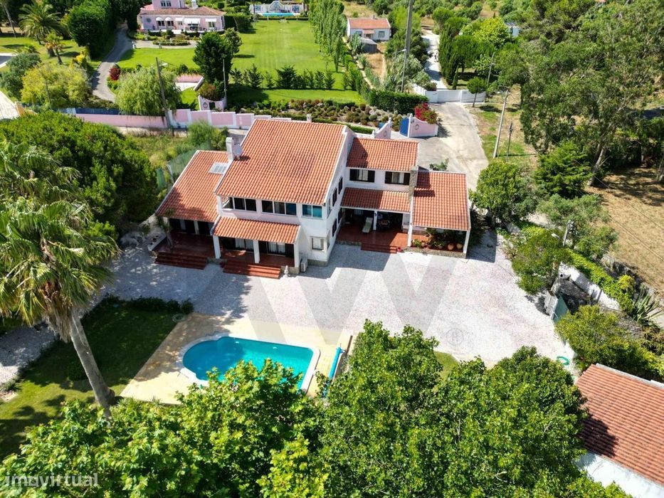 Moradia Isolada T6 com Piscina, Jacuzzi, Anexo e Casa de Convidados –