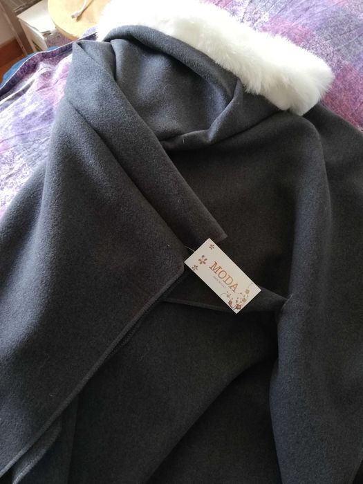 Capa jovem com capuz nova com etiqueta