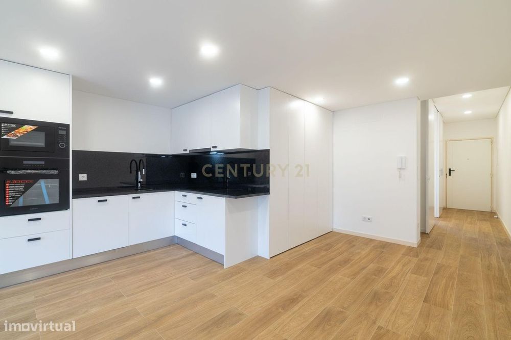 Apartamento T1 Remodelado e Mobilado no Primeiro Andar, Praia da Madal