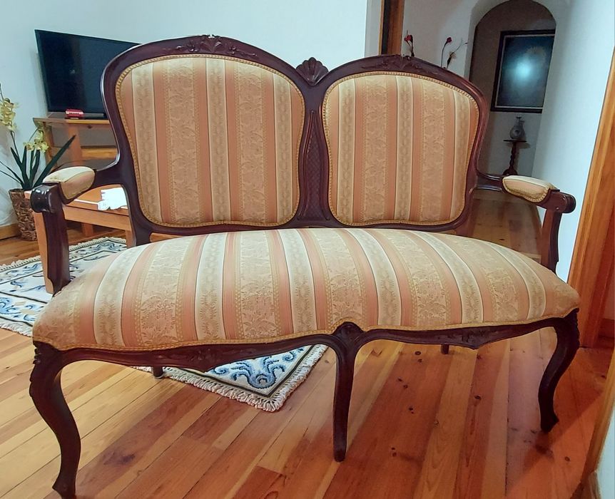 Cadeirão em tons rosa e bege