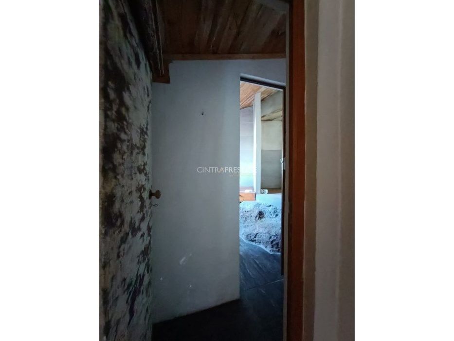 Casa implantada em terreno de 2200 m2 em pleno Pinhal de Colares