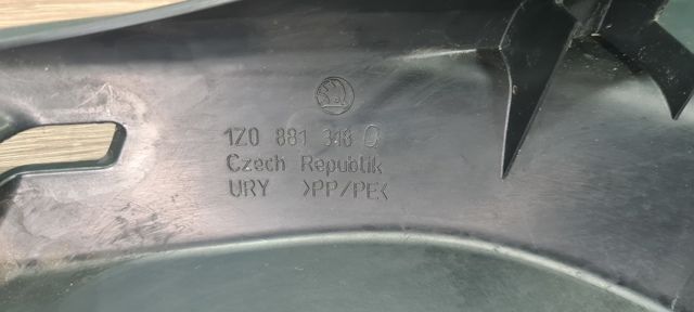 Кришка сидіння передня права Skoda Octavia A5 вживана 1Z0881318Q
