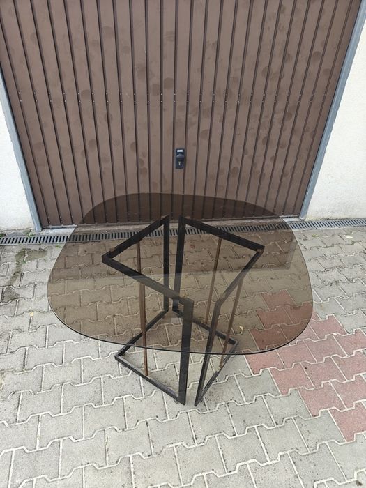 Szklany stolik na metalowych stojakach