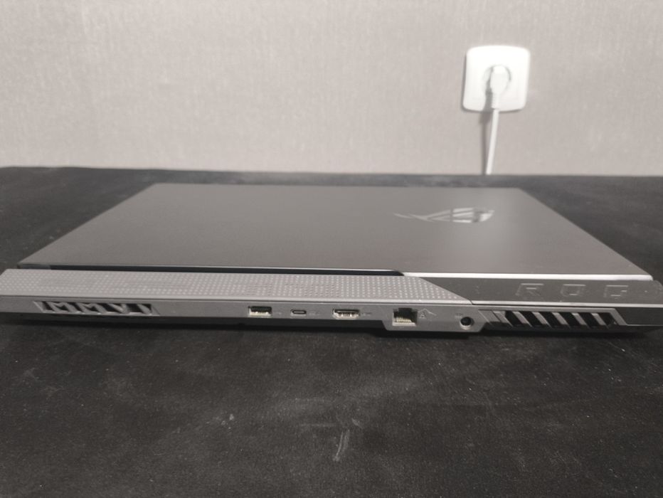 ASUS ROG Strix G713QR з дефектами