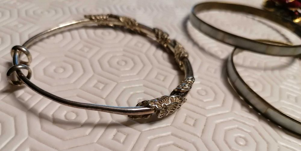 Pulseiras e alfinetes, o lote por 8€