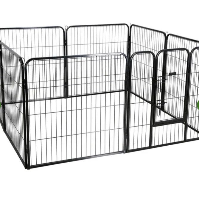 kojec z drzwiczkami dla psów i szczeniąt