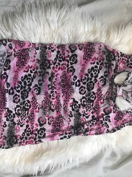 T-shirt 100% Algodão assimétrica com estamapado leopardo