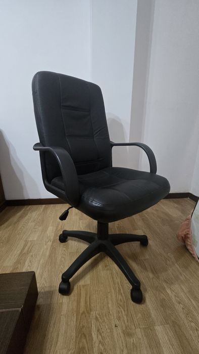 Cadeira de escritório em bom estado