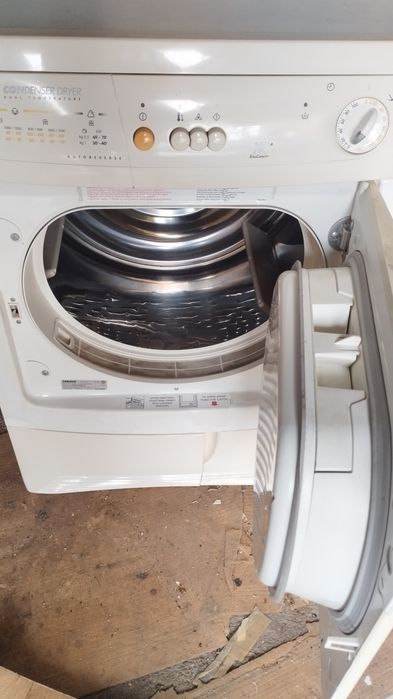 Máquina de secar roupa da zanussi