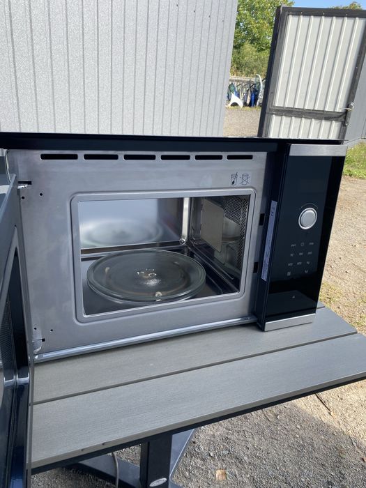 мікрохвильова піч Bosch BFL523MS0 — 800 Вт, стильна та практична