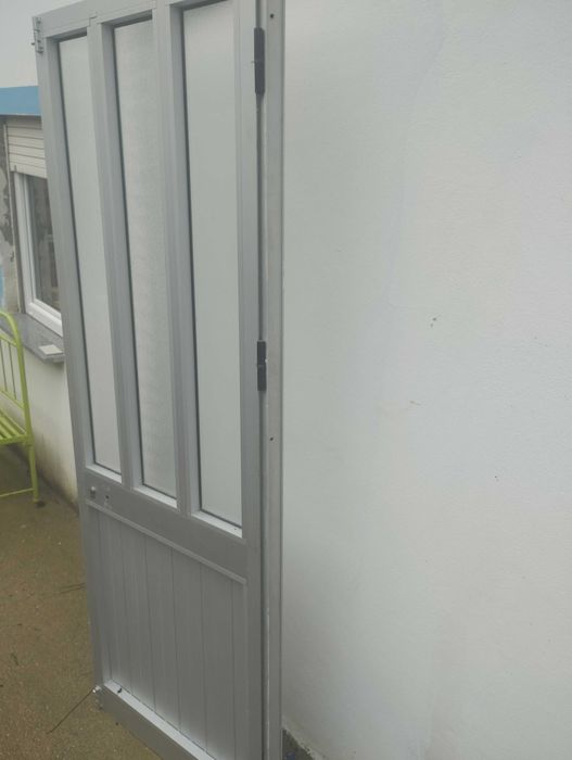 Porta de alumínio 77 cm x 204 cm