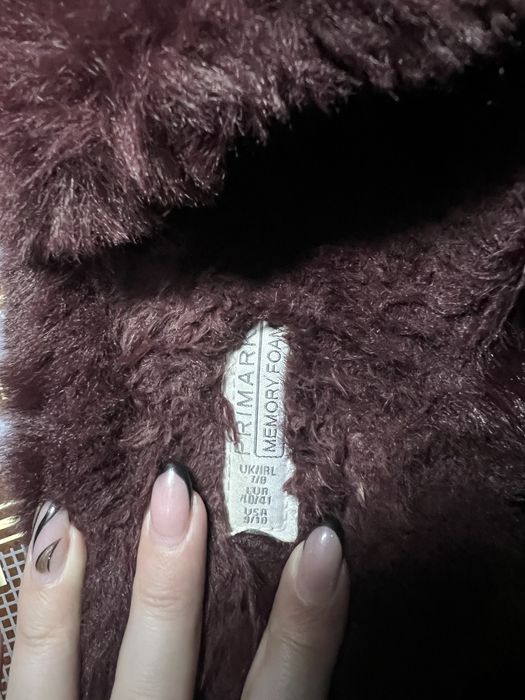 Це бордові домашні капці зі штучного хутра