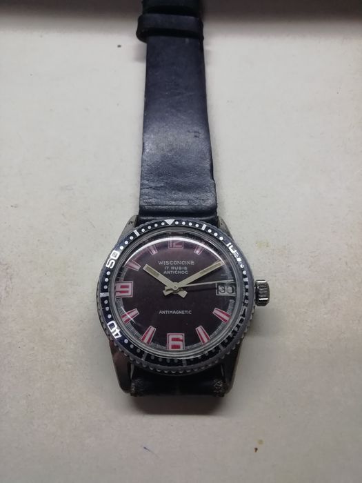 Relógio de pulso usado corda manual.