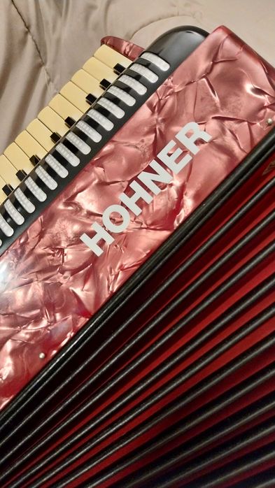 Acordeon hohner bravo lll 80, bem conservado, com pouco uso.