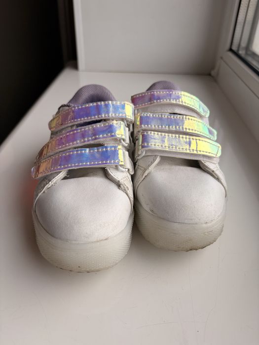 Кросівки світяться 27 розмір