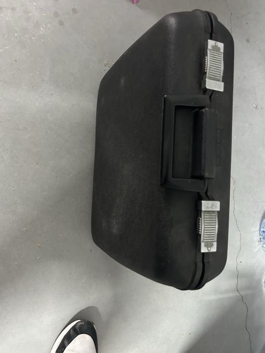 Maquina de escrever antiga com mala