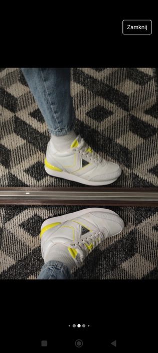 Sneakersy firmy Guess.