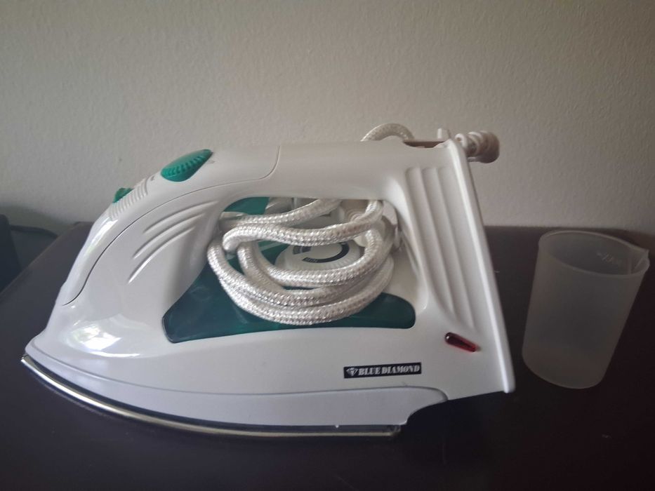 Ferro a vapor com pulverizador marca Blue Diamond, novo
