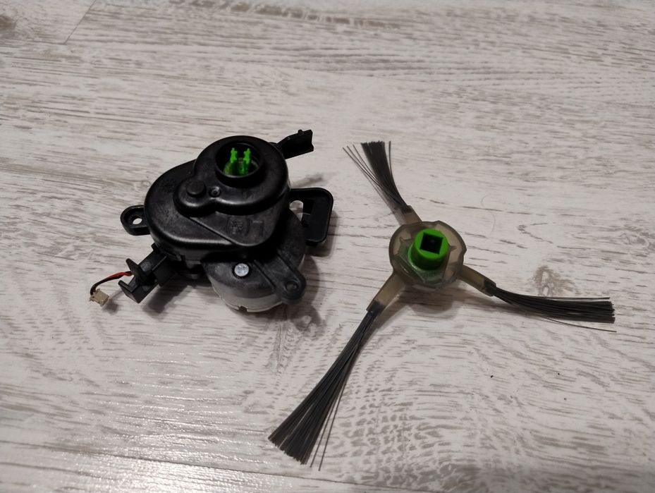 Moduł szczotki bocznej Lewej ,L' ze szczotką Irobot Roomba Combo