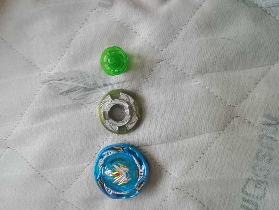 Продаю блейды,игрушки не нужны,ложу один в подарок