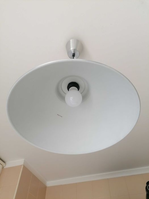 Candeeiro de tecto de metal prateado