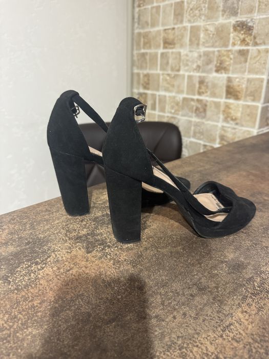 Босоножки б/у замшеві