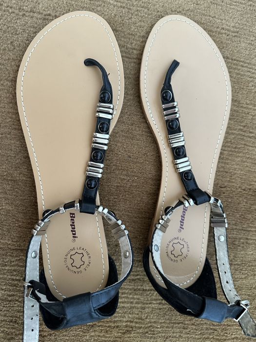 Sandálias rasas em pele