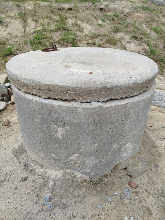 Właz betonowy z kołnierzem