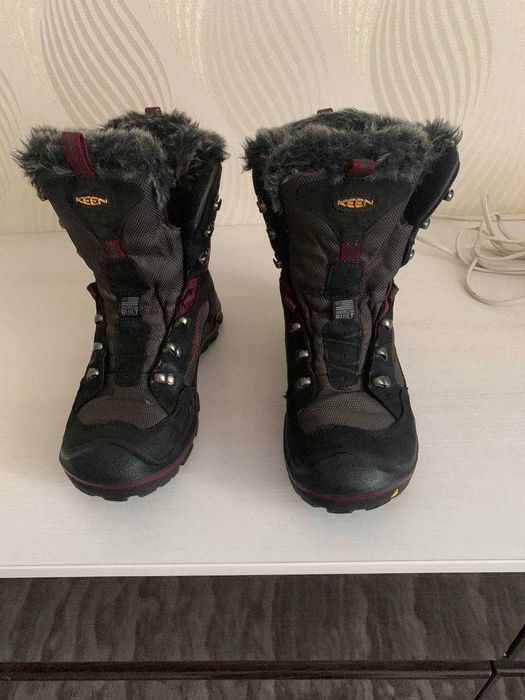сапоги фирмы KEEN, кожаные, на меху. Состояние отличное. Размер 38,5.
