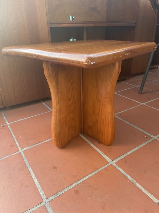 Mesa de apoio em pinho mel