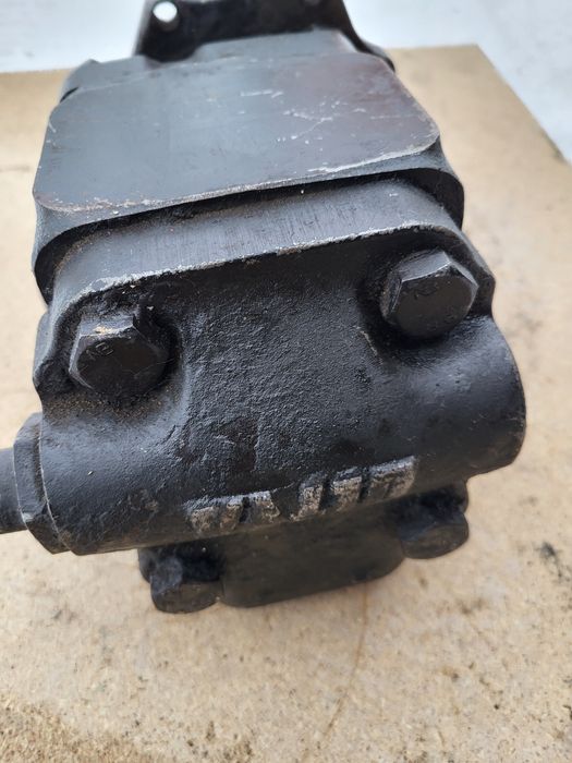 Sprzedam pompę oleju do Manitou 628 MLT.