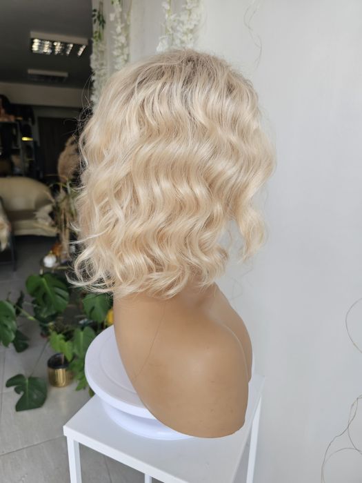 Peruka Giselle jasny perłowy blond naturalny efekt fale loki
