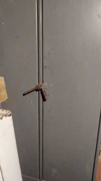 Металічний шкафчик