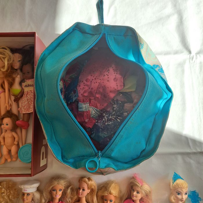 Conjunto de Barbies e Bonecas Variadas