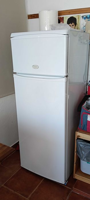 Frigorífico Hotpoin Ariston 140 cm