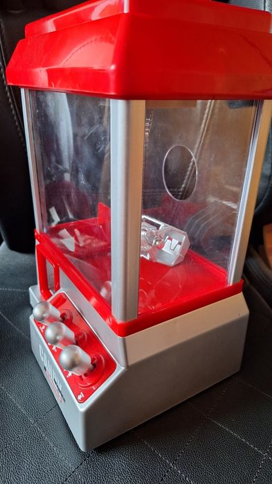 Maquina jogos garra mecânica, avariada.