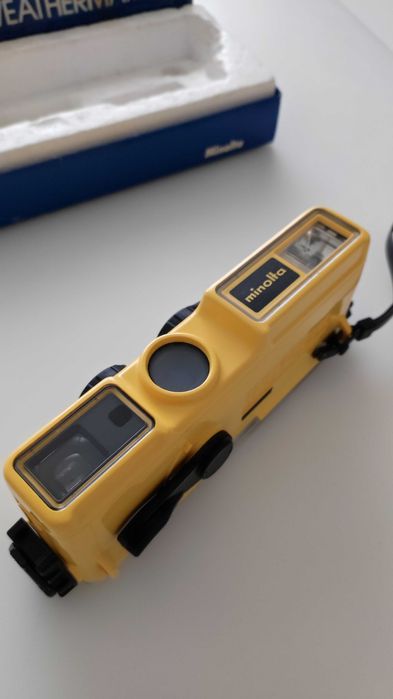 Máquina fotográfica subaquática Minolta Weather-matic A com caixa