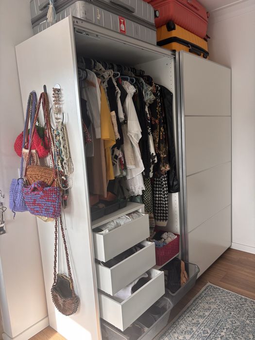 2 roupeiros IKEA PAX 200 cm com portas de correr e interiores