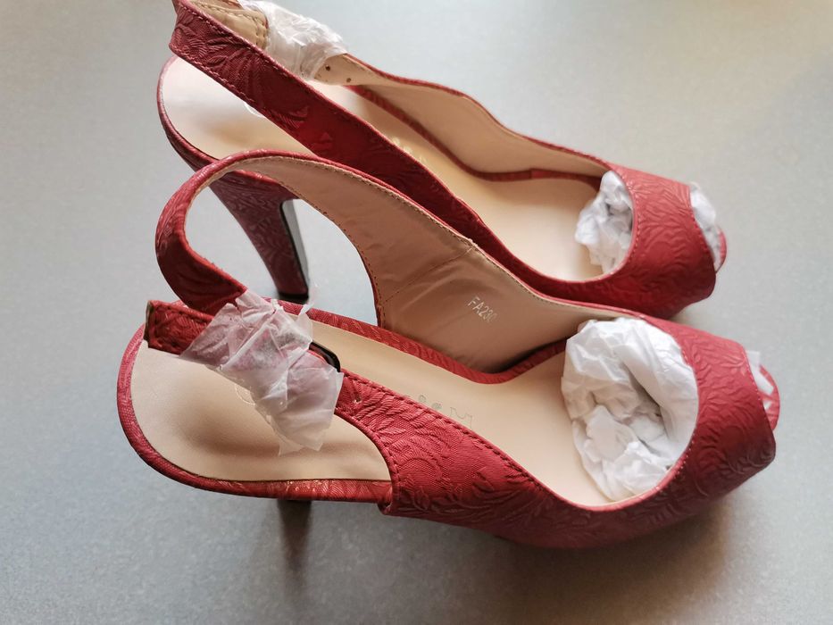 Nowe sandały na obcasie czerwone