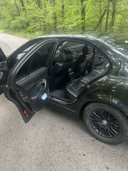 BMW E39 black sedan