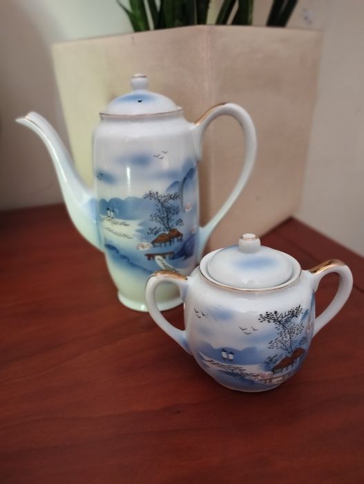 Cafeteira e Açucareiro Antigos em Porcelana Japonesa Pintada à Mão