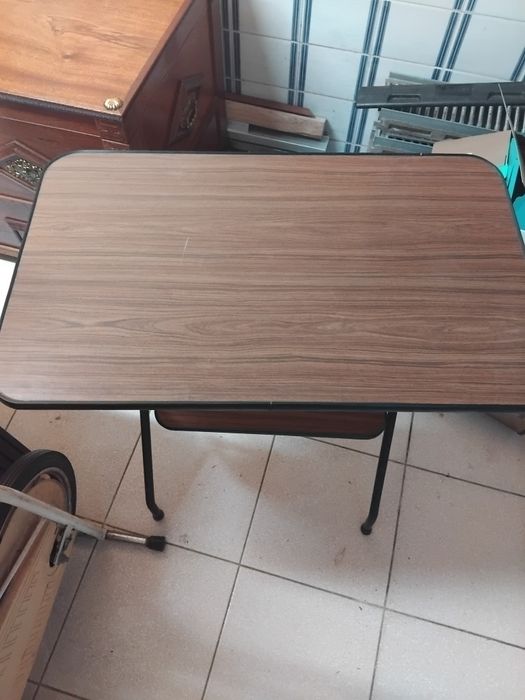Mesa antigo para pôr uma televisão