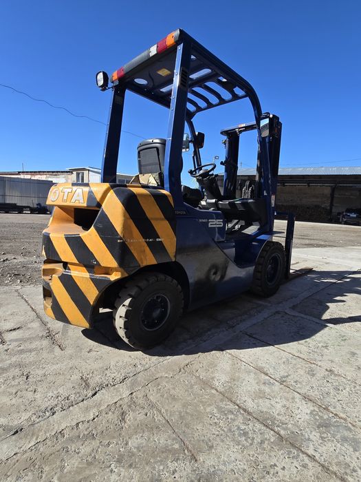 Погрузчик вилковий.  TOYOTA 2.5 тонны.  Вагонник.