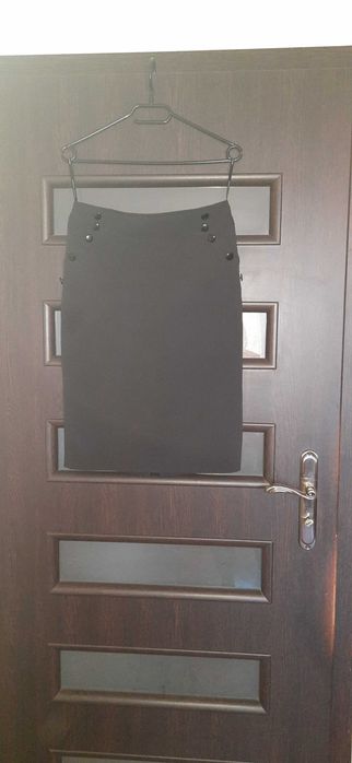 Spódnica ołówkowa. Czarna, do kolan.