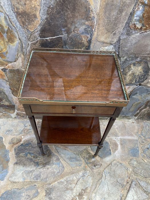 Mesa Gradinha Vazada Napoleão Madeira exótica tampo vidro 67 cm Antiga