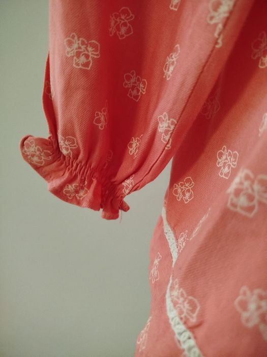 Camisa laranja menina