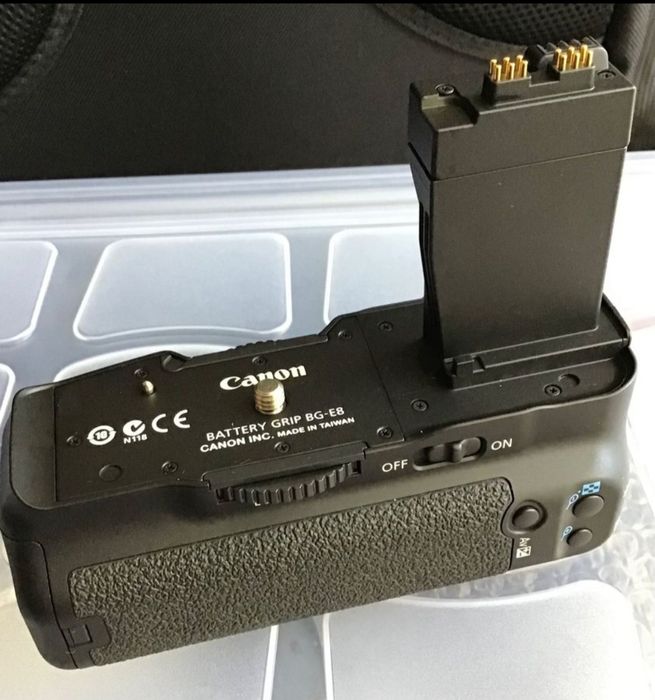 Canon- Corpo 550D e punho Canon, como Nova. Excelente estado.